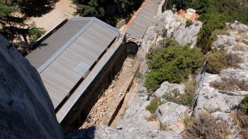 De gros travaux de terrassement pour préparer la reconstruction du cloître, en juillet 2016