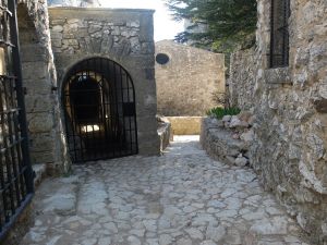 Sol caladé entre le balcon du prieur et l'entrée du cloître