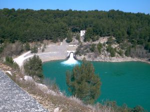 Les eaux captées du Verdon par la galerie de la Campane, arrivent en trombe pour alimenter le lac, 