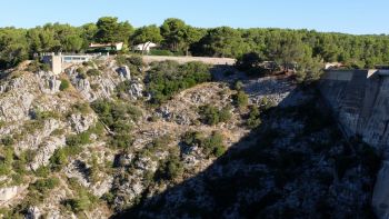 Vue sur le bâtiment de contrôle et les logements de fonction