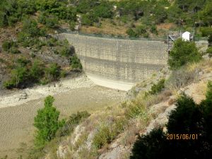 La retenue d'eau vidée