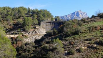 A gauche et en contrebas du barrage, le canal qui alimentait Aix