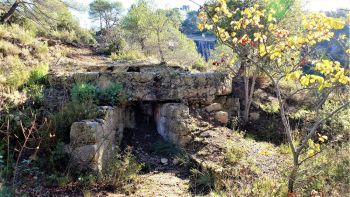 Les deux évacuations sous la meule à mortier de chaux