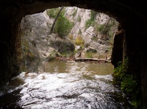 L'écluse sous le barrage, vue de l'amont.