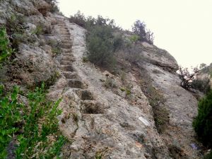 Cet escalier taillé dans la roche au XV siècle, ne mène plus sur un sentier