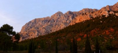 Vue sur Sainte-Victoire et l'oppidum d'Untinos depuis le parking de la Maison Sainte-Victoire