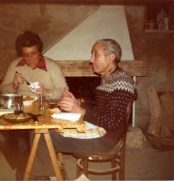 Henri Imoucha et Charlotte Frilet devant la cheminée.