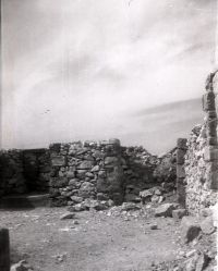 L'ancienne fenêtre en ruine, bouchée par une maçonnerie sommaire