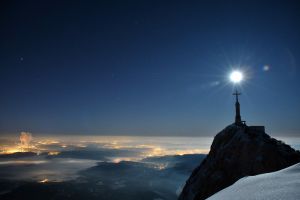 La lune grosse dans l'axe de la Croix, photo Michel Raveu