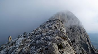 En contrebas de la Croix invisible, le clocher du Prieuré… 