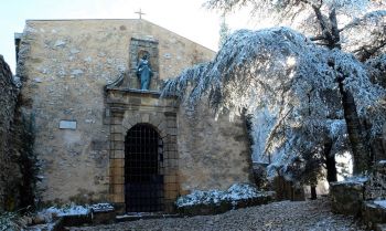 Le parvis de la chapelle