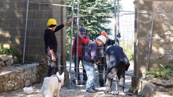 Daniel Arthaud, Alain Thomazeau, Yves Richard, Jacques Païta et Alain Goudal installent les grilles