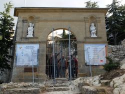 Le portail est installé ! Les grilles de chantier sont maintenues