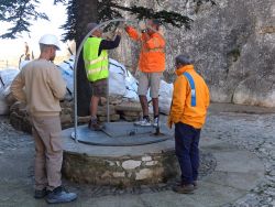 Jean-Jacques Bernard-Bret et Daniel Arthaud installent la potence nécessaire au chantier