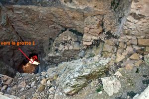 L'accès à la grotte depuis la fosse