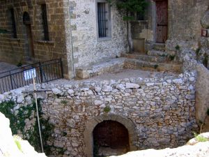 2005, l'accès à la brèche passant devant le local Elzéar. Une barrière de sécurité et un portillon en limite l'accès.