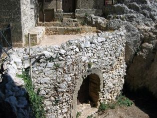 2005, vue sur le passage étroit menant à la brèche et sur la fosse, avant les fouilles archéologiques