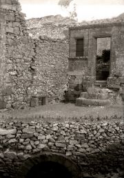 1959, la fosse comblée, l'accès est facilité mais les ouvertures donnent toujours sur la falaise située derrière