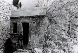 1967, la reconstruction est achevée, une acrotère en pierre de taille surmonte la façade.