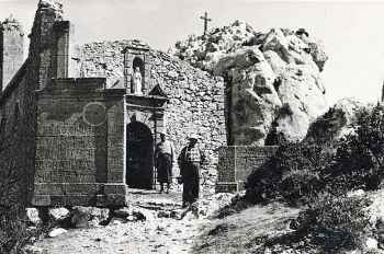 1949, une statue de la Vierge a été placée dans la niche au-dessus de la porte de la chapelle