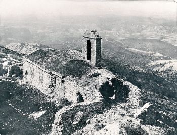 Photo non datée. Des herbes et de la terre recouvrent la voûte de la chapelle, subsiste aussi une partie dangereuse de la voûte et quelques murs de l'ancienne sacristie