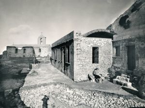 1967, on voit la voûte en brique recouvrant le monastère.