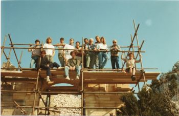 Les bastissèires posent avec les tailleurs de pierre. Sur la Droite, Edmond Decanis, Cathy, Jean Cathala, Simone Revalor 