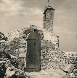 1967, vue sur la porte en bois du mur Est