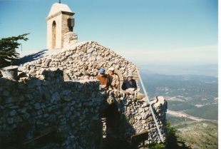 1997, rehaussant du mur Est