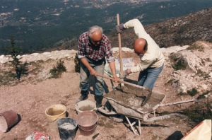 Les bastissèires construisent le mur