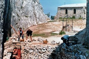 1967, un bénévole construit un muret (très bas) autour de la fosse.