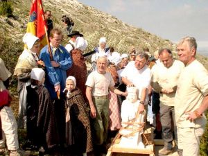 Ils étaient nombreux, au départ de la procession, sur le sentier Imoucha: