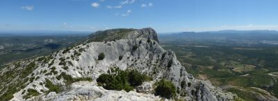 Au nord, la vallée de Vauvenargues, au sud, la vallée de l'Arc