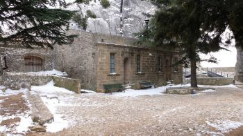 Vue sur le refuge et la brèche des moines