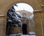 Le porche, la chapelle du Prieuré