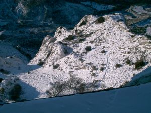 La vue plongeante depuis la brèche du Prieuré