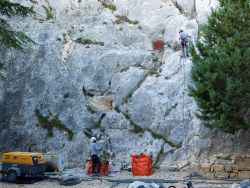 Sur l'esplanade, le malaxeur couplé au compresseur. 