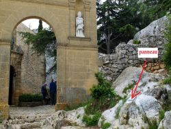 Le premier près du porche les deux autres près du bord de la falaise les deux autres près du bord de la falaise 