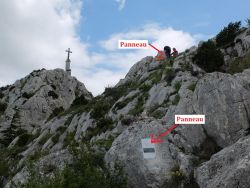 les deux autres près du bord de la falaise 