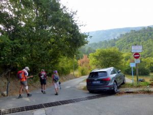 Descendre la piste située au bout du parking