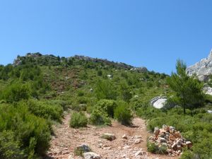 la butte de l'Oppidum au fond