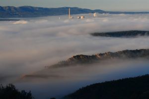 Ce sont les cheminées de la centrale thermique qui sortent telles des périscopes, devant les terrils de Gardanne: