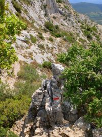 Le départ de la descente par le tracé rouge est indiqué 