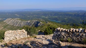 Vue arrière sur la porte franchie