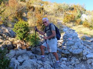 Le cairn de jonction avec le GR9