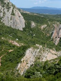 La poursuite du sentier marron commence par une belle descente