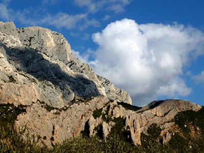 Le début du sentier marron vu de loin