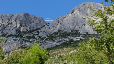 Le col de Vauvenargues vu de loin