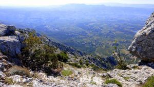 ...en contrebas Sud, Puyloubier et au fond, les Monts Aurélien devant Sainte Baume.