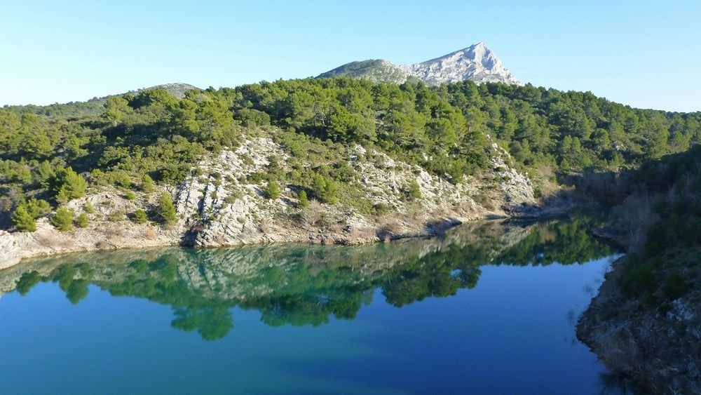 Et le décor est planté : la montagne Sainte-Victoire avec la croix de Provence à son sommet.